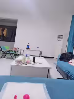 懷孕8個月的少婦深夜陪狼友撩騷，全程露臉挺著個大肚子開秀，互動狼友揉奶玩逼跳蛋摩擦，大逼逼特寫展示第05集