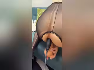 果然雙插刺激加倍，說不說小母狗的口活是真好啊，看著淫妻吃別人的雞巴才叫爽，被單男艹飛了，對白超騷超騷超騷氣！第01集