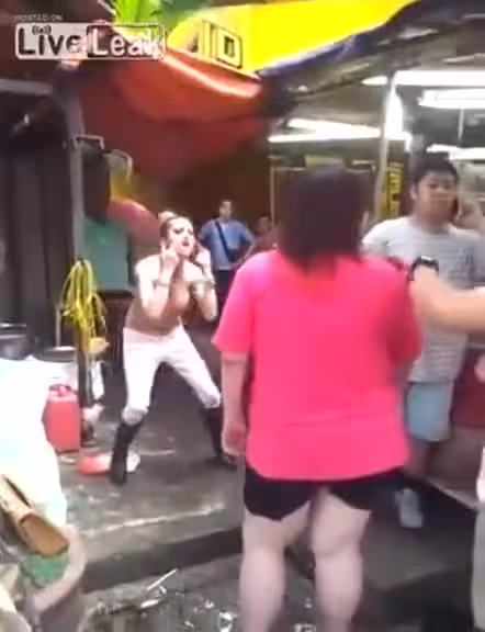 当街脱衣露乳咆哮店员全都录