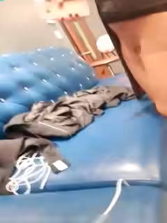 皮膚很好的童顏大奶妹子直播撕破絲襪和粉絲炮友在KTV的莎發上啪啪-1