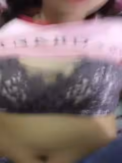 沙發上的清純女友，很可愛乖巧聽話，站著讓她給我舔雞巴好刺激，牛仔褲扒下直接干好緊