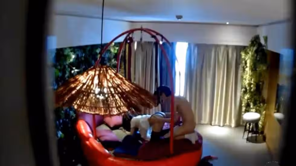 360酒店攝像頭偷拍情侶做愛,黑絲妹子被男友爆草.