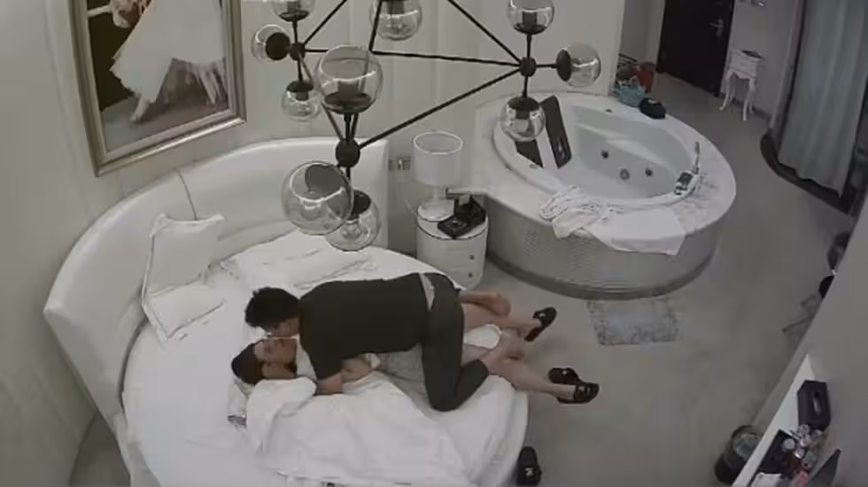 360酒店偷拍異地戀情侶把女孩抱進房間就開操操的太賣力小哥的眼鏡都幹掉了.