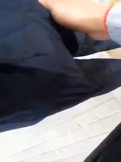 街頭蹭摸白領女孩，幫她擦精液
