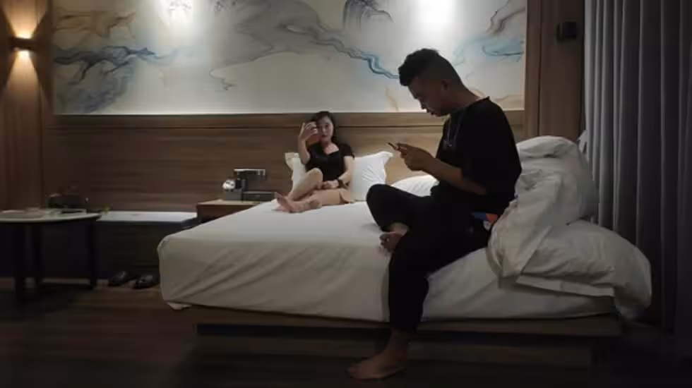 2600網約極品外圍苗條溫柔體貼入微,翹臀美乳嬌俏臉龐,激情啪啪擼管佳作.