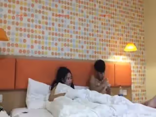 女：扣完腳在扣我逼 男：我還扣屁眼扣你逼呢腳比你逼乾淨多了」對白超搞笑很屌的富二代玩肏極品身材大奶漂亮騷妹1080P原版