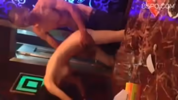 Ktv小姐只要給得起錢就能直接在廂房裡屌她鮑魚!