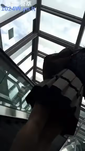 南韓地鐵尾隨抄底偷拍美腿短裙～27