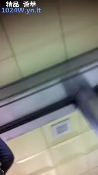 南韓地鐵尾隨抄底偷拍美腿短裙～46