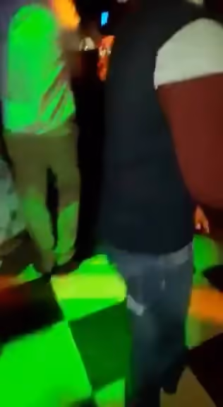 俄羅斯夜店驚見美女坐吧被吃鮑魚