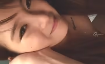 鵝蛋臉美女認真地服務著我的小弟"