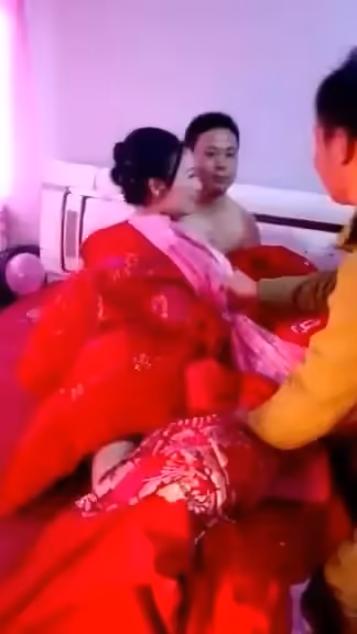 假鬧洞房真把新娘扒光！哀號「不要啊～」胸罩被扯掉一群人還想再脫褲：老公嚇呆