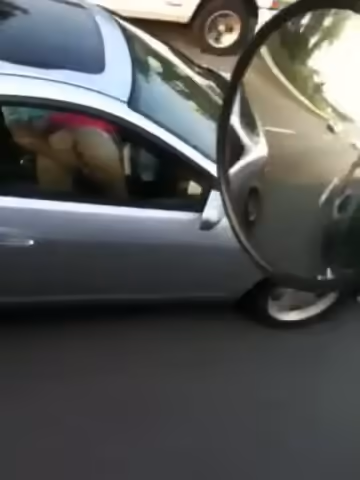 女乘客屁股抬高上下低頭吃駕駛的大香腸駕駛邊開車邊使出金手指摳弄(