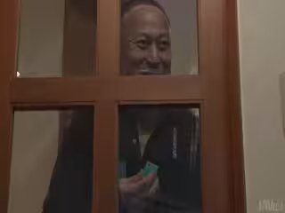 性感豐滿少婦偷偷的在廚房自慰被男人碰見在房間吃雞巴