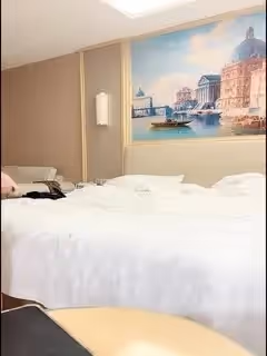 團隊酒店自拍無套啪啪女僕裝，傳教士打樁白漿流出多個角度抽插，還個男主繼續來