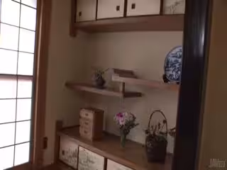 日本美女受不了躺在地上撫摸自己的陰道