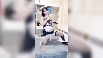 素人自拍甜美笑容女僕被主人強舔腳底摳蜜穴