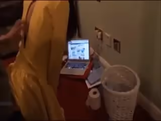 她在玩電腦 我在後面狂插 叫的好淫蕩