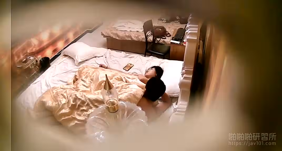 平頭小哥偷搞人妻第1發射完後 休息一會再繼續干
