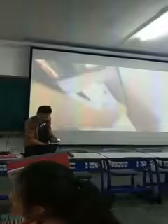 課堂上公然播放 AV 女主角疑似同校學生