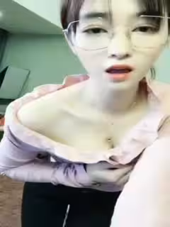 高顏值的女大學生在出租房內自拍