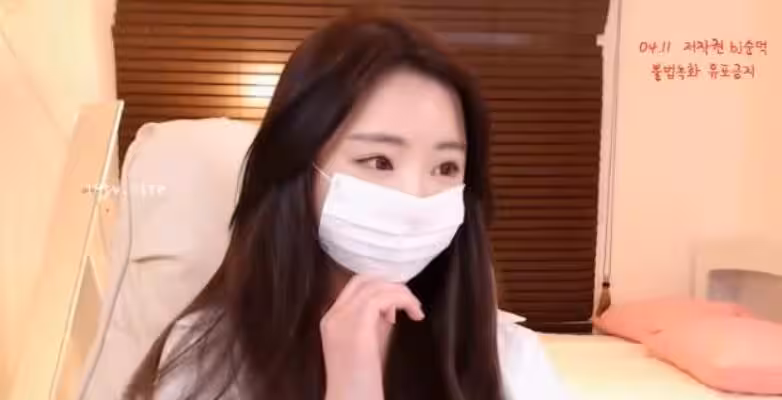[Korea] 戴口罩的韓國正妹露出乳頭和修長美腿，情不自禁想去韓國炮兵團喇