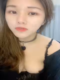 新來的美女終於脫了，全程露臉在狼友的指揮下漏出玩弄騷奶子，逼逼肥美多汁自己摳著給狼友看浪叫呻吟好騷啊第03集