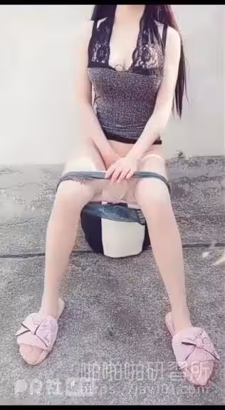 穿這樣去頂樓曬衣服不怕大野狼？美乳妹子黑絲透出神秘性感帶：想把手伸進去(4)