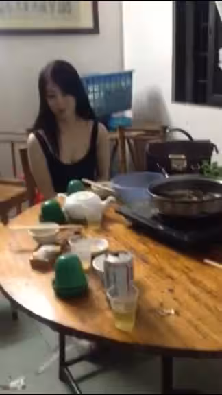 眾人打賭她不敢！少婦遭友人嗆聲「我賭你不敢讓她摸」豪爽拉下背心挺兩粒：來！