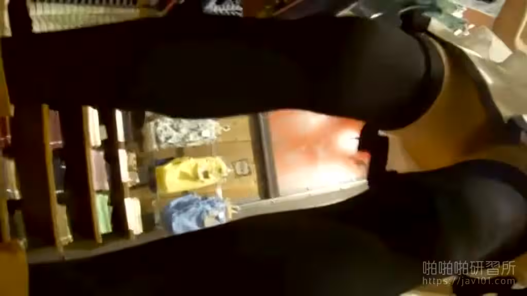 沒穿內褲的人妻在賣場大玩露出 趕緊跑到廁所去處理