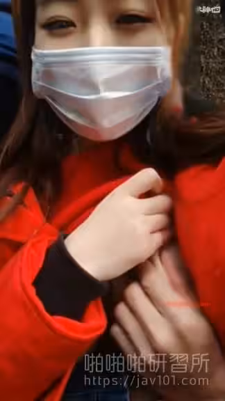 紅衣女在幫工人清理雞巴做善心