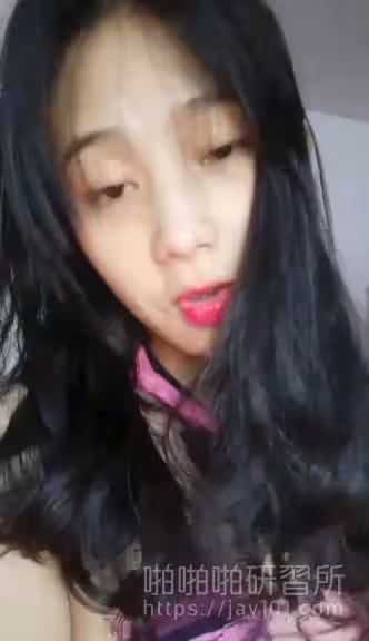 清純小朱妹要洗澡也不忘記跟觀眾互動