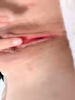 黑絲誘惑小粉逼，全程露臉激情大秀，嬌嫩的騷奶子比心，手指摳逼里攪拌冒白漿，浪叫呻吟刺激狼友精彩別錯過第08集
