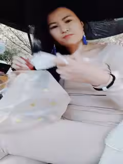 戶外騷姐妹露臉跟狼友互動撩騷，又想要刺激又怕人看見，漏出騷奶子自慰逼逼呻吟還玩大黑牛，摸著奶子看四周第03集