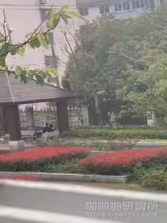 重慶情侶檔超熱血~下雨天直接在涼亭啪起來!!完全不怕路人看~