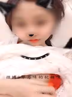 草莓味的軟糖呀~想露臉又不好意思~只好讓胸前的長輩出來道歉了!!