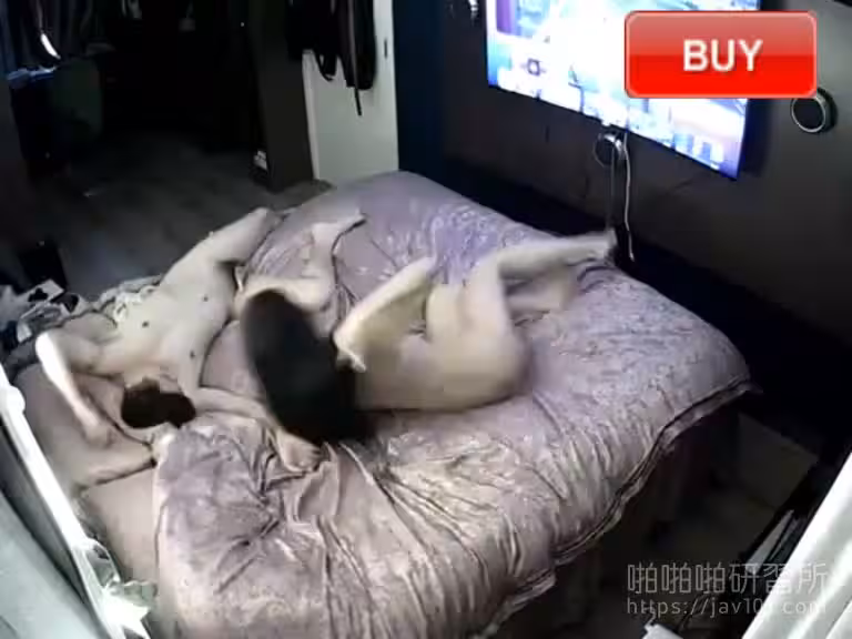 [精選偷拍!]這女的真的太正~ 電視音量在大都聽得見她淫穢叫喊!