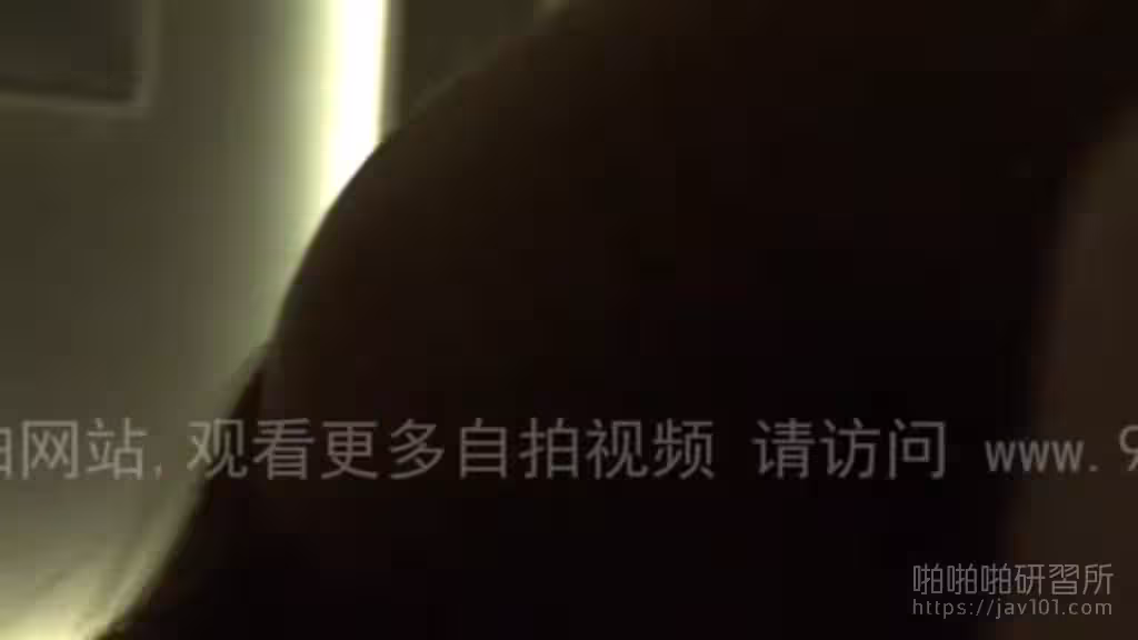仰頭看這對乳房形狀堪稱完美