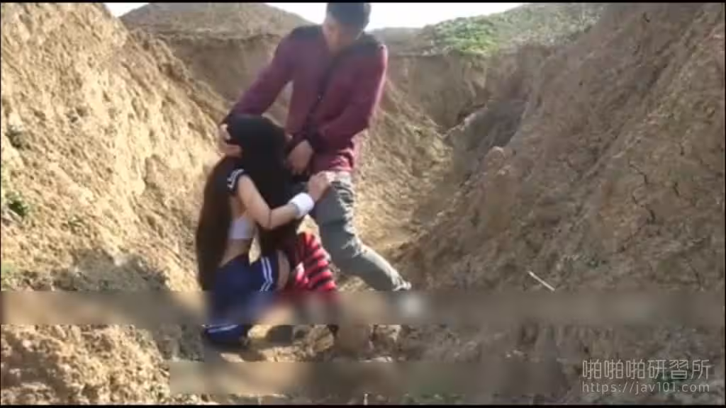抓到野外壕溝摳逼學生妹 那麼好色就由男人幫她摳大力點
