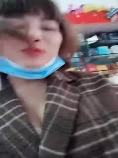 超市老闆娘店裡發騷，生意不好直播來搞，跳蛋塞逼里撅著屁股拿貨被大哥發現從後面摸了兩把，啤酒瓶子抽插第04集