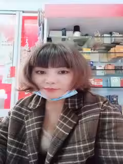 超市老闆娘店裡發騷，生意不好直播來搞，跳蛋塞逼里撅著屁股拿貨被大哥發現從後面摸了兩把，啤酒瓶子抽插第05集