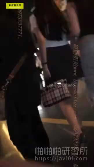 真?偷拍神人!! 有結伴同行的氣質美女照樣拍! 最棒的時機收錄精彩瞬間 1
