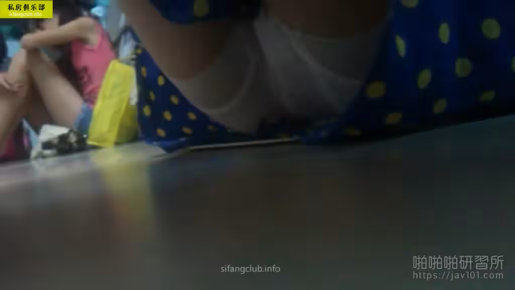 真?偷拍神人!!專心閱讀的妹妹毫無防備 不禁再靠超近做拍攝