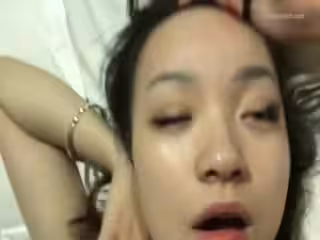 【真實迷奸】大四女生畢業旅遊慘遭下藥，被陌生人帶到民宿各種玩