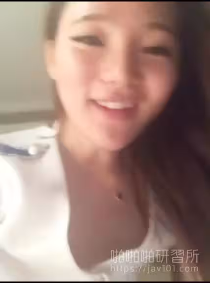 空姐要人別動當他訓練口技的道具 不射在她嘴裡實在強人所難