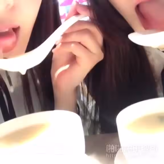 女女相互交疊愛液交織！櫻桃小嘴互相慰藉的樣子很鹹濕：雙頭龍也無法滿足１