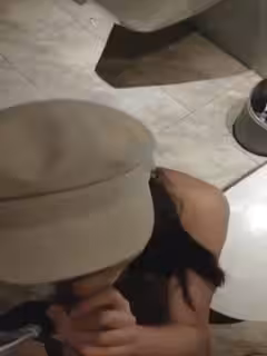 和妹子看對眼了來洗手間給我口爆