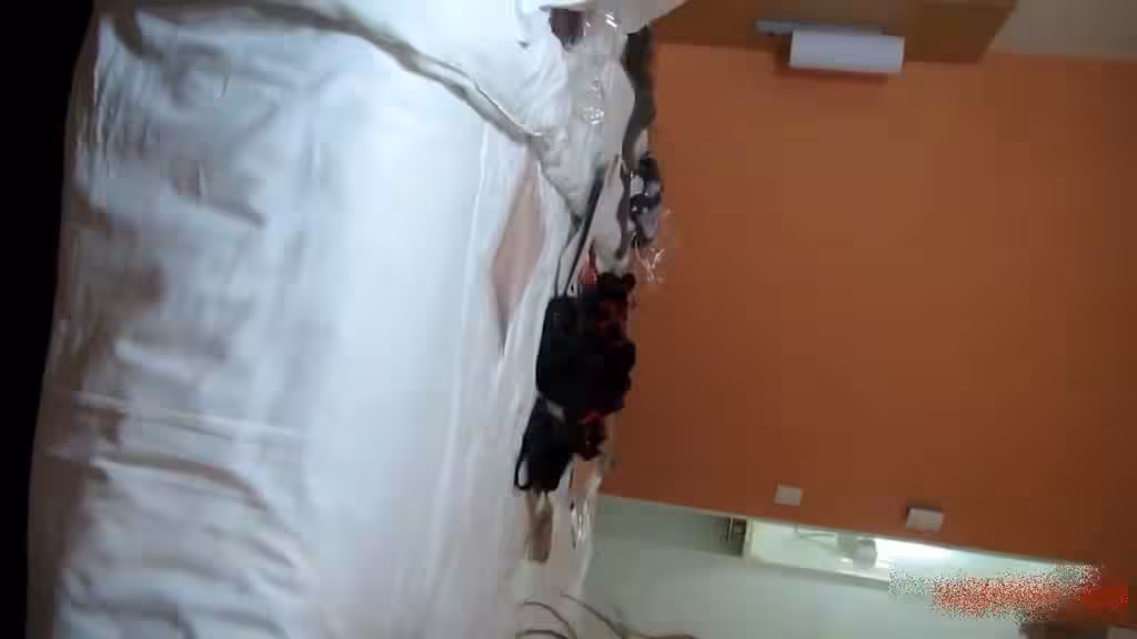 男子冒充演藝圈大咖！騙富家女到摩鐵全裸私拍! 鮮嫩的三點全被拍光