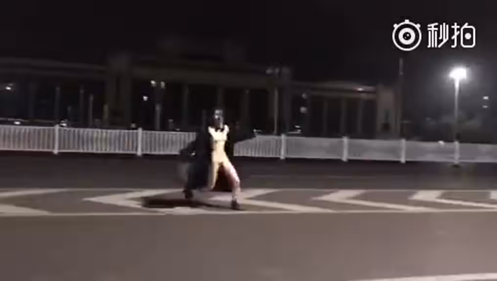 最近網路很紅的女人穿大衣在街頭裸奔影片