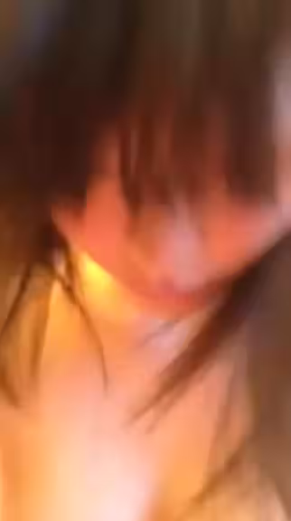 年紀那么小的女孩怎麼那麼大的巨乳!!臉還蠻可愛!